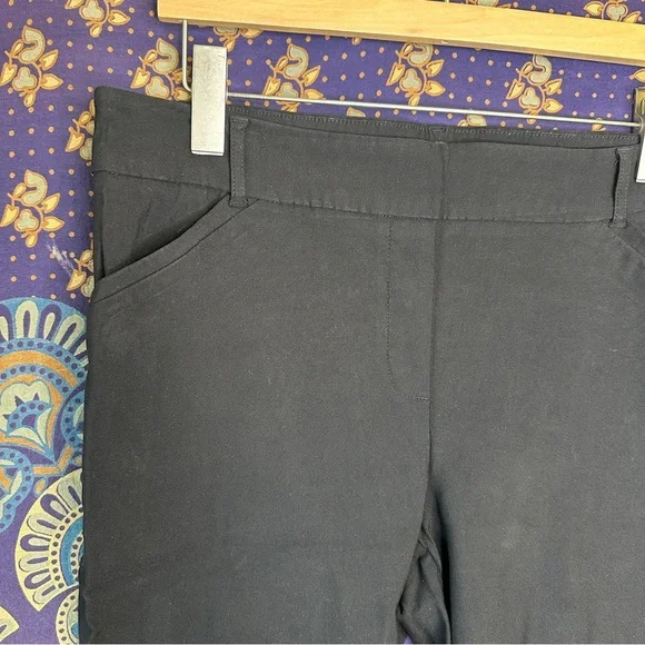 🦋5/20$🦋 Reitmans dark blue stretchy capris - Picture 2 of 10